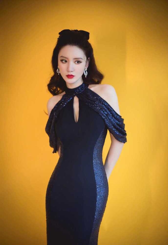 张萌穿黄灰色拼接连衣裙优雅大气，不愧为气质女神 时尚 第2张
