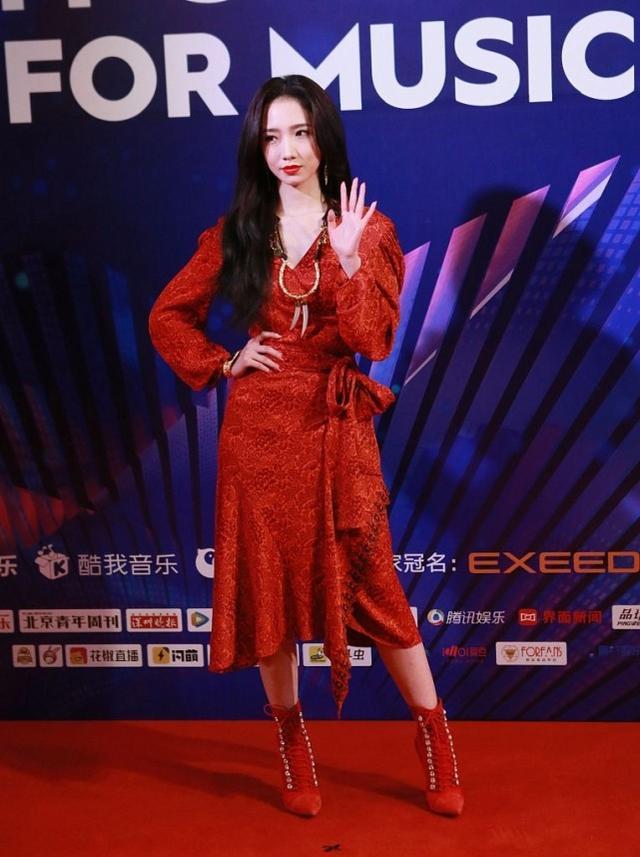 孟美岐身穿红色长裙出席活动，小小年纪却穿得像40岁 时尚 第2张