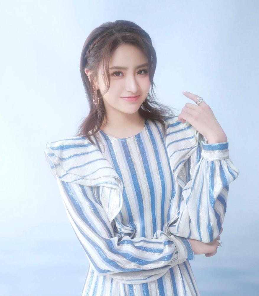 金子涵加盟《我们恋爱吧》，条纹蝴蝶袖裙清新，呆萌可爱表情包 时尚 第1张