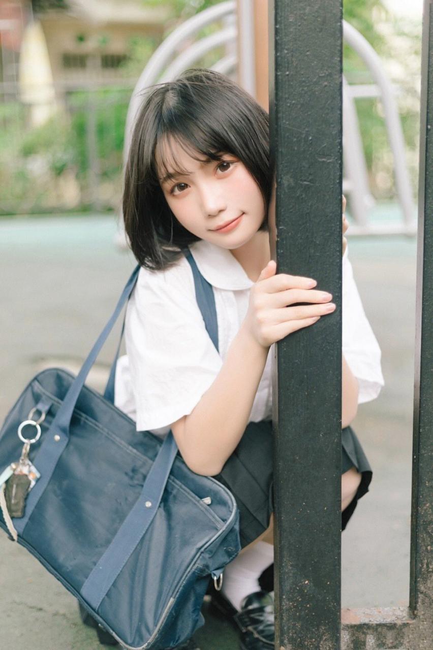 短发美女学生JK制服诱惑户外风格写真图片 美图 第1张