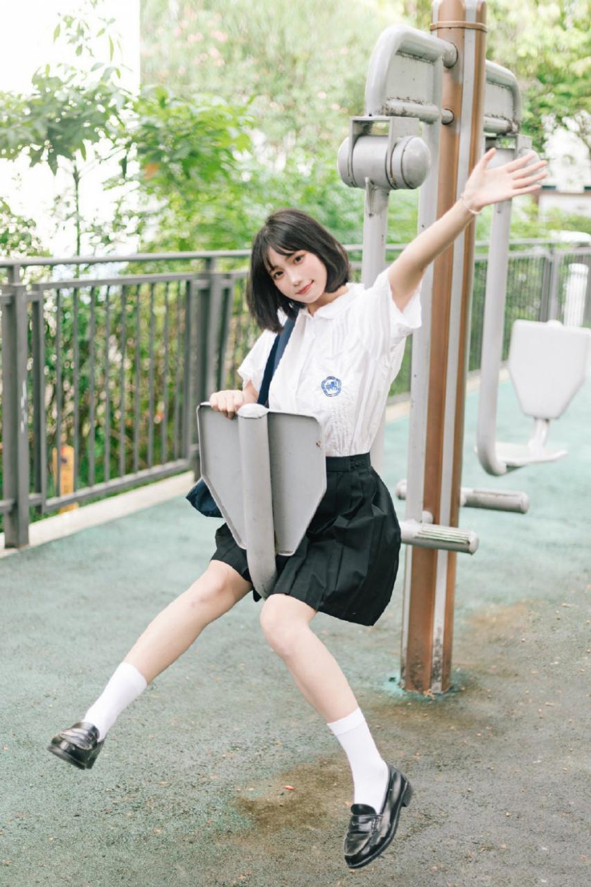 短发美女学生JK制服诱惑户外风格写真图片 美图 第1张