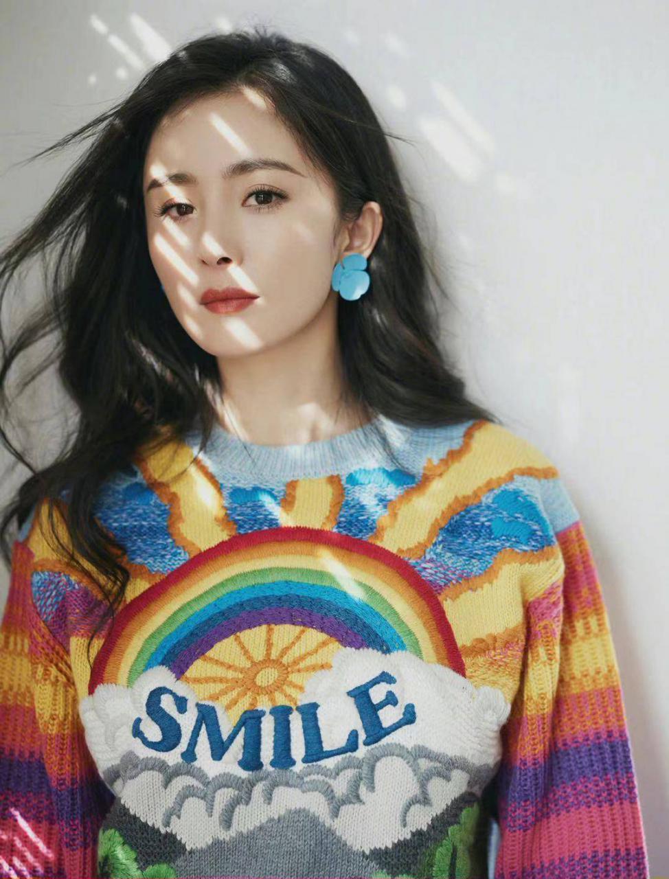 杨幂穿彩虹色系印花毛衣亮相明媚又温暖 明星搭配 第2张