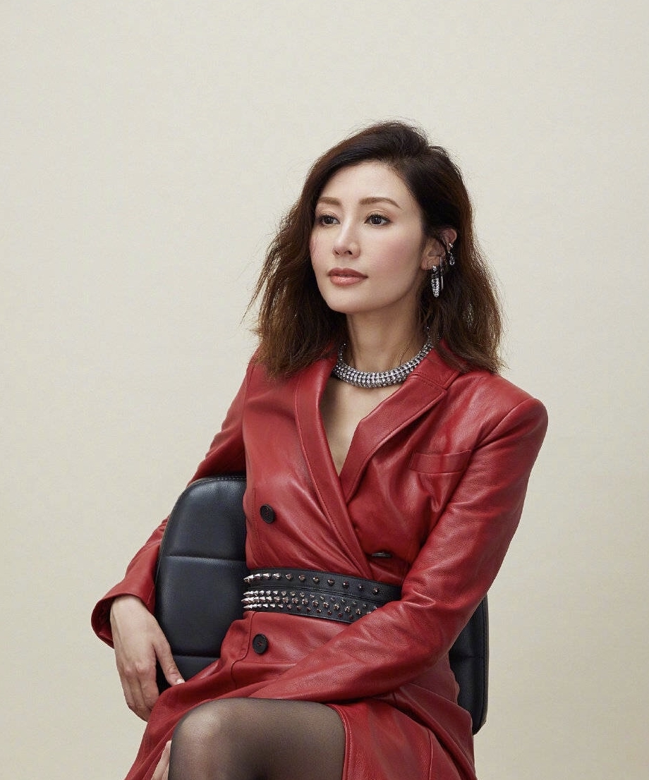 李嘉欣拍大片造型可攻可甜，霸气性感优雅少女风无缝切换 明星搭配 第3张