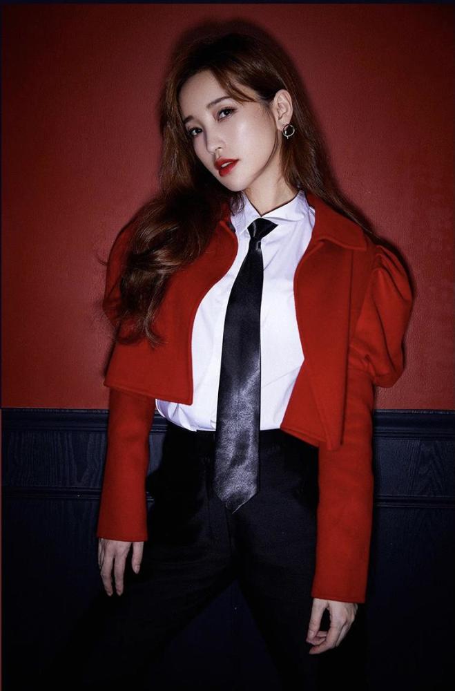 金莎黑白拼接的小香风格纹西装，扎丸子头仍如少女 时尚 第5张