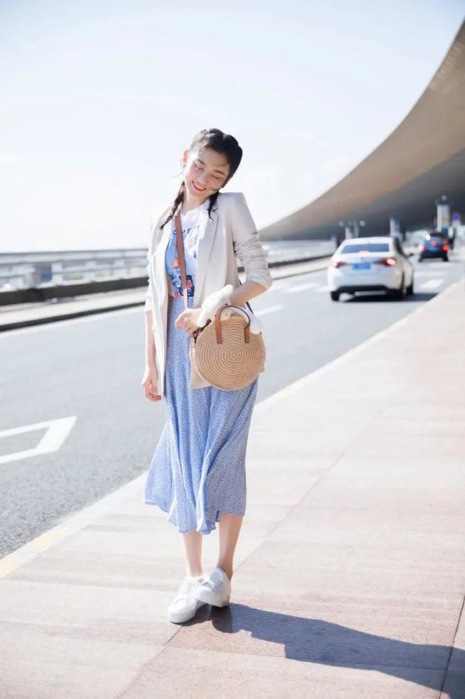 宋祖儿休闲小西服搭碎花半身裙，满屏都是少女感 明星搭配 第2张