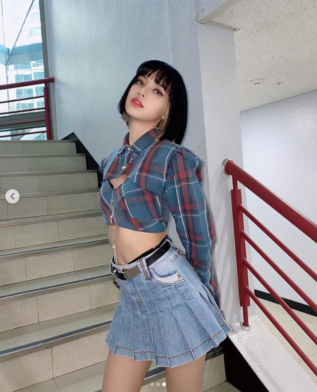 “人间芭比”LISA上衣镂空抬手秀火辣曲线，搭配性感百褶短裙太撩人 时尚 第1张