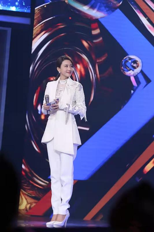 “主持之花”张蕾穿搭好甜美 一件衬衫搭出美感 盘发自然沉稳 时尚 第10张