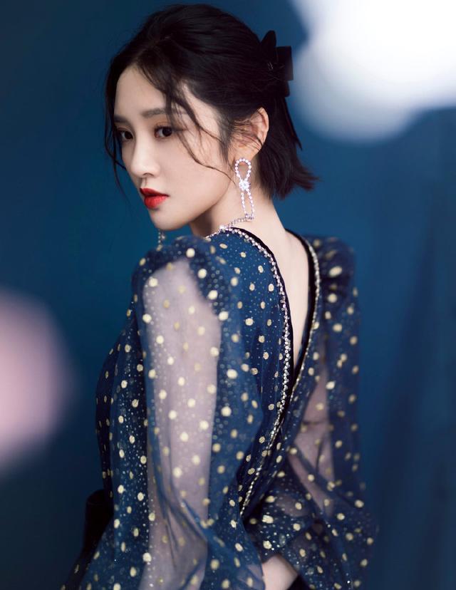 唐艺昕穿深V波点纱裙，气质和甜美长相不搭，张若昀怎么不管管？ 时尚 第2张