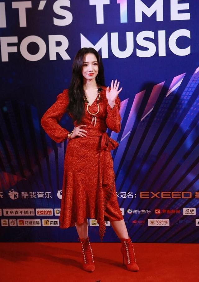 孟美岐身穿红色长裙出席活动，小小年纪却穿得像40岁 时尚 第1张