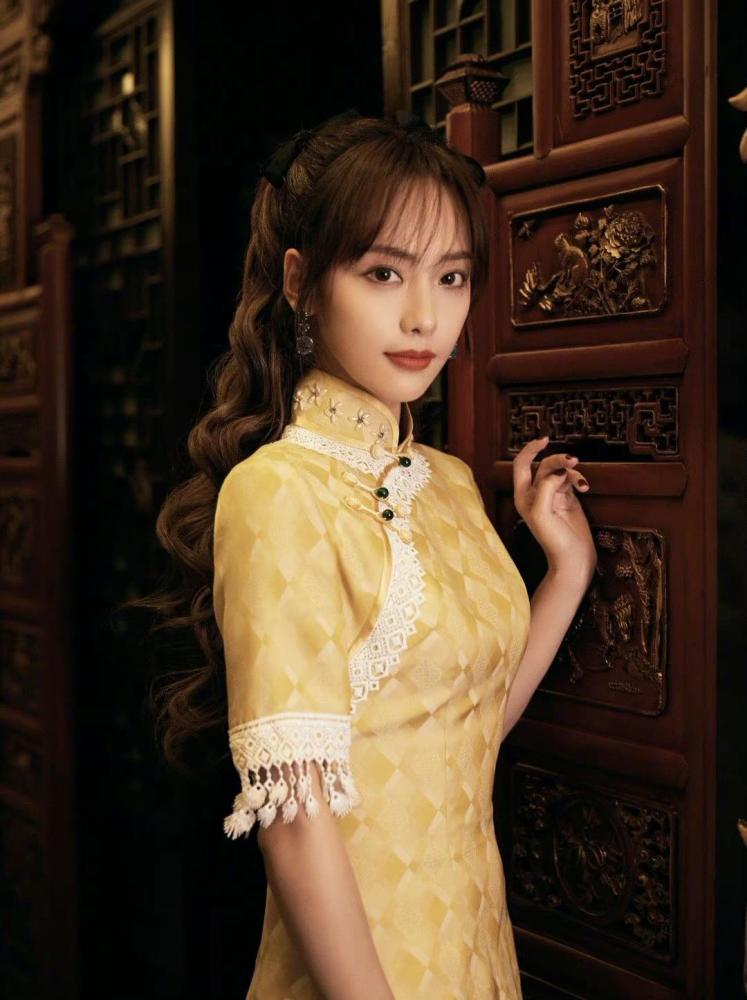 张嘉倪一袭黄色流苏旗袍裙，拍出绝美中国风 明星搭配 第3张