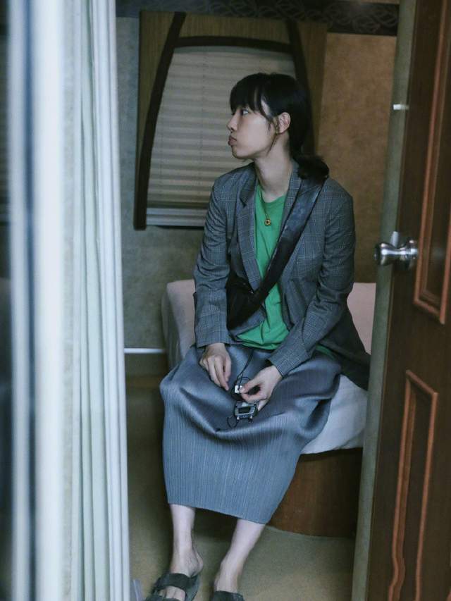 白百何又变美了，私服舒适随性脸上笑容太甜美 时尚 第4张