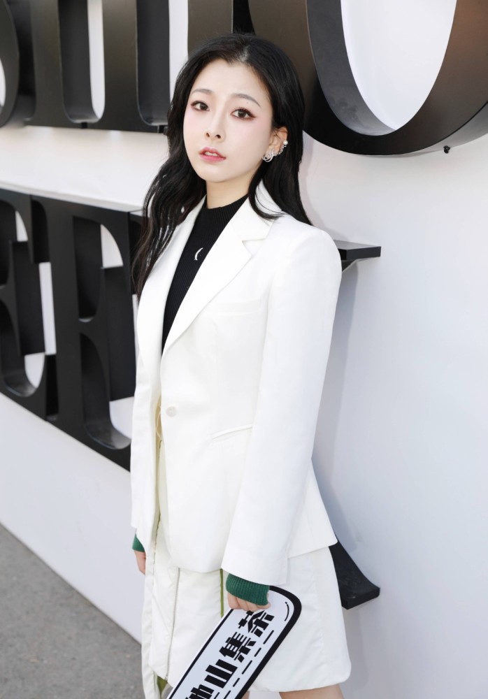 何曼婷挑染双辫，复古格纹呢子西装配短裤潮力四射 时尚 第6张