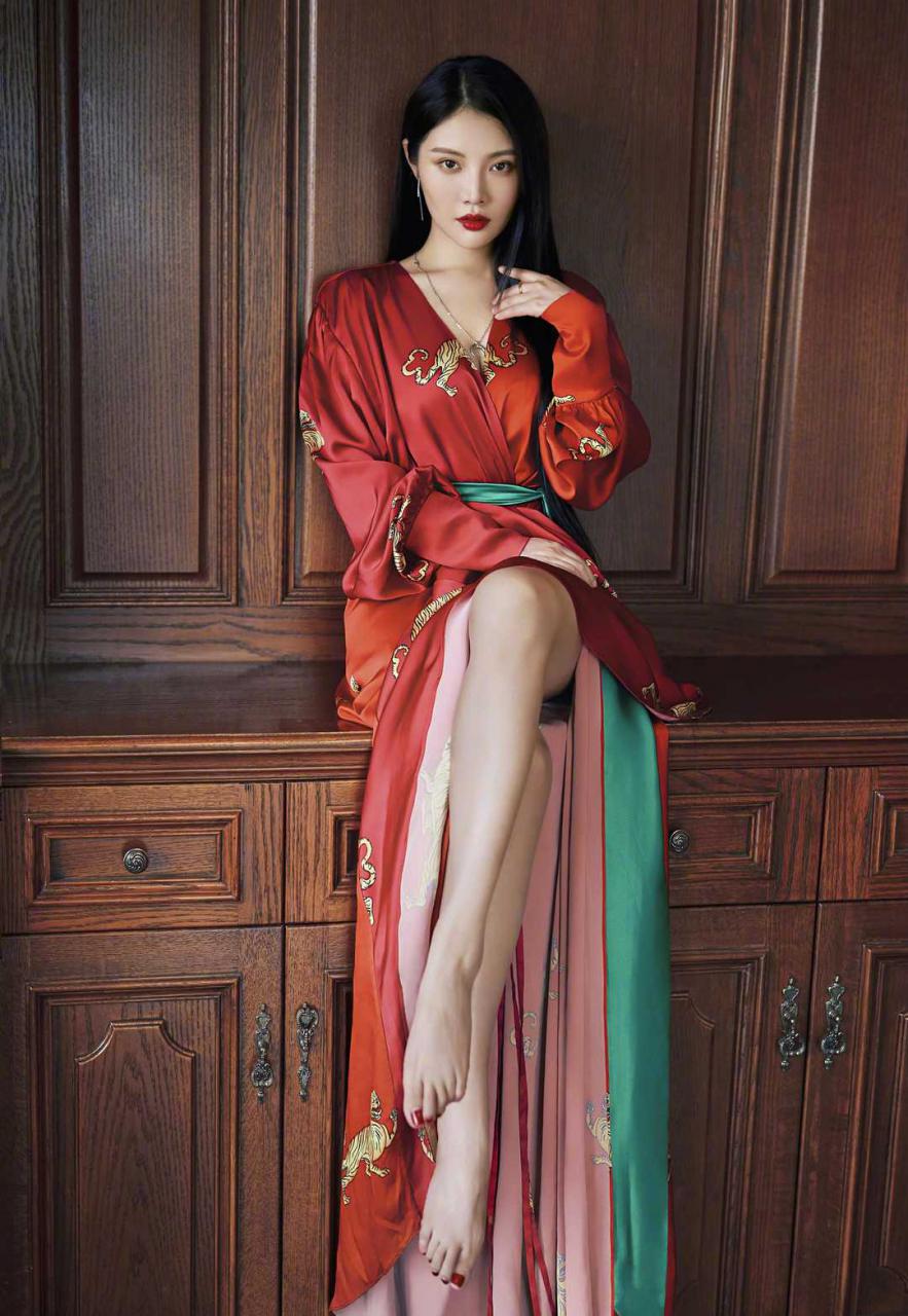 徐冬冬穿一袭红色连衣裙高贵优雅，意外穿出了高级感！ 明星搭配 第1张