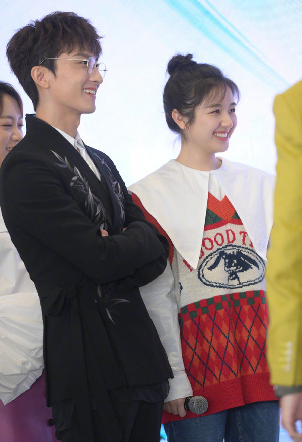 李兰迪穿红绿格毛衣扎丸子头甜美复古！ 明星搭配 第2张