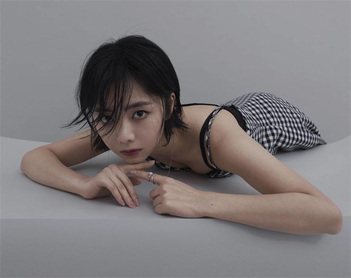 校园风变身性感女郎，谭松韵这次跨度有点大！这样的风格你喜欢吗 时尚 第5张