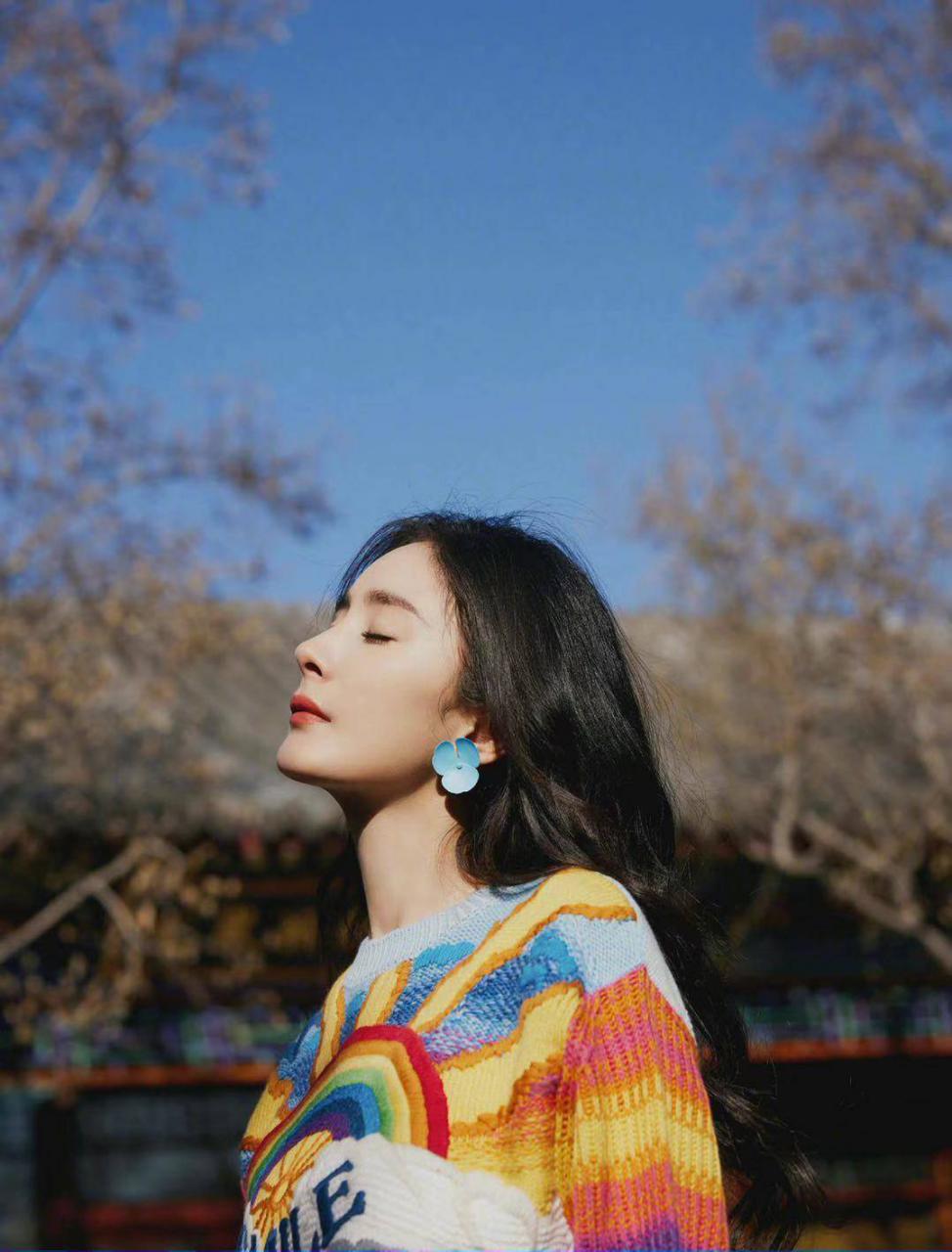 杨幂穿彩虹色系印花毛衣亮相明媚又温暖 明星搭配 第6张