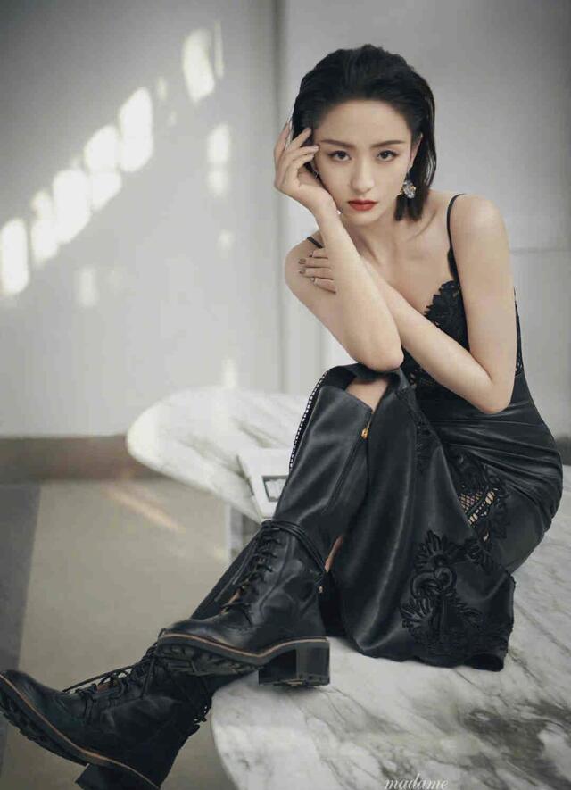 佟丽娅时尚封面太酷，西装搭肩头飙爽十足，性感黑色无尽风情 明星搭配 第8张