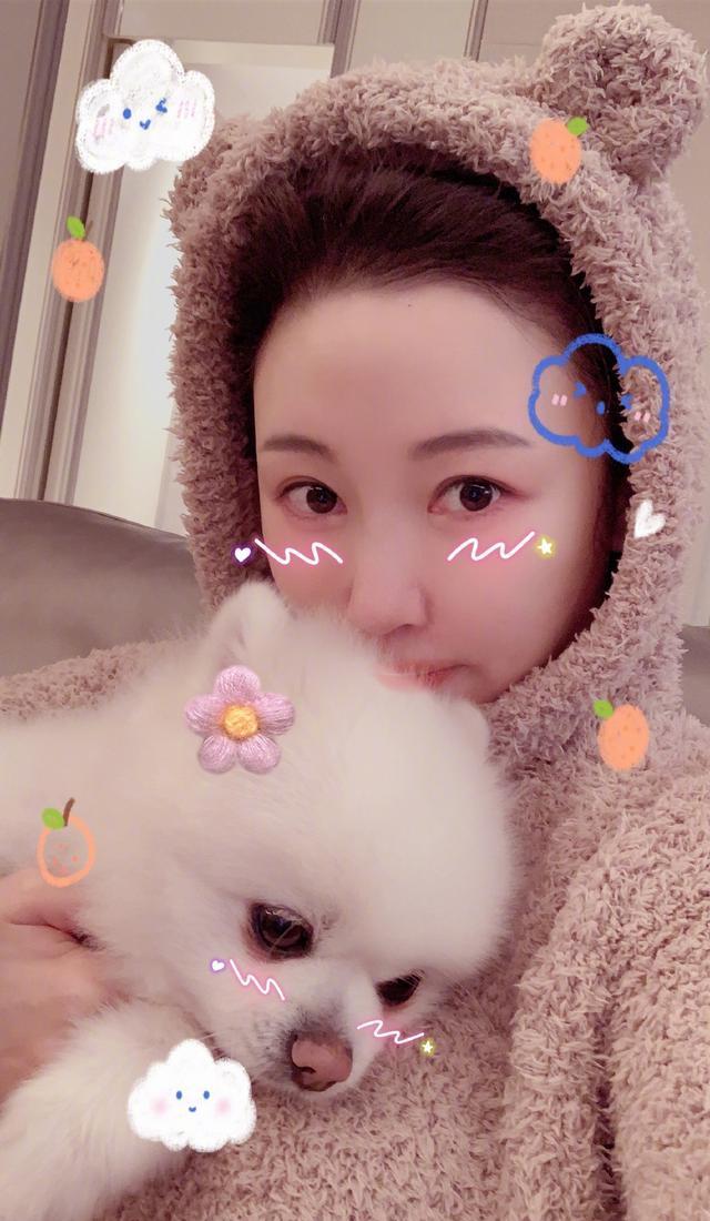 超萌！九球天后潘晓婷抱着爱犬出境，呆萌可爱满满青春气息 明星搭配 第1张