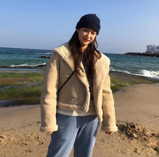 约会必备：韩国女孩的软妹风毛衣 穿搭技巧 第8张