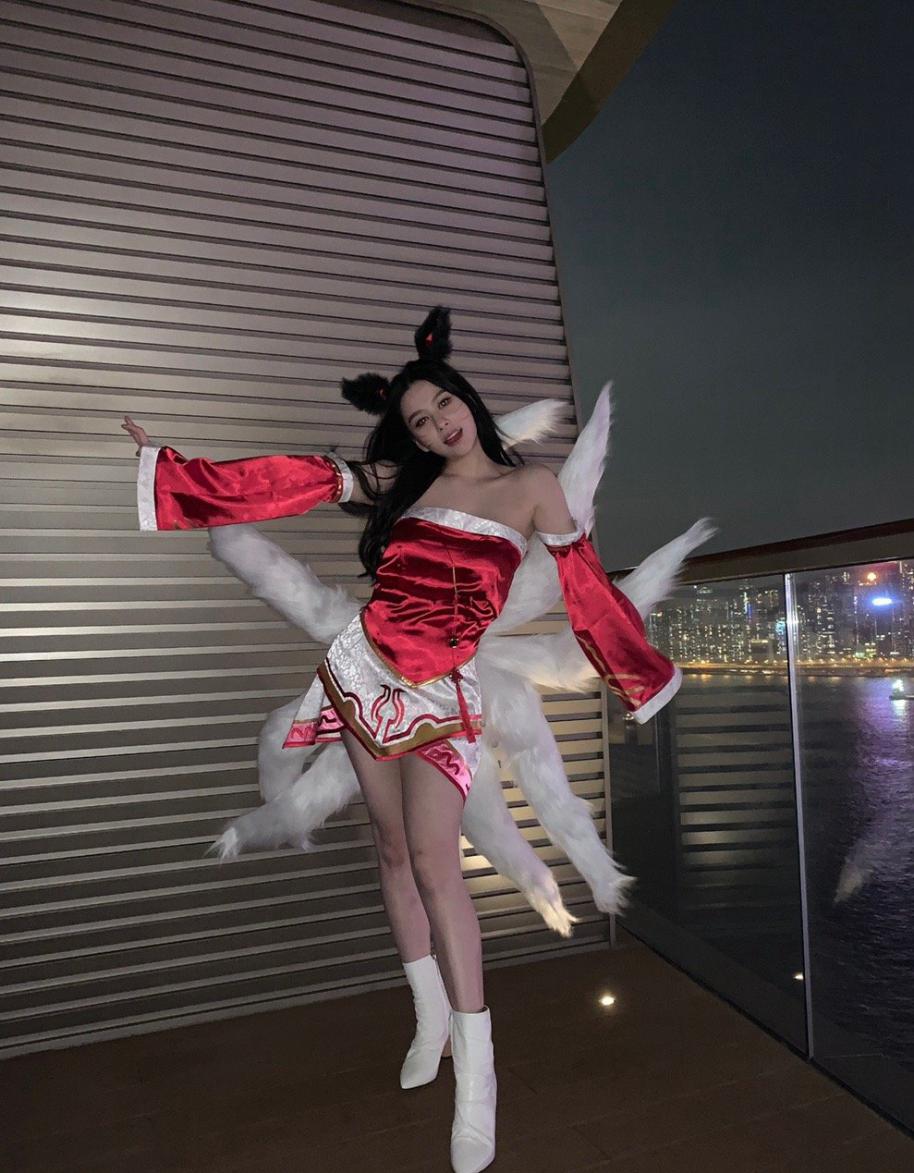邱淑贞女儿晒万圣节造型，21岁沈月九尾狐装扮超惊艳不输妈妈 明星搭配 第1张