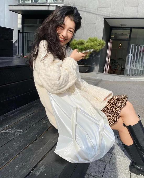 约会必备：韩国女孩的软妹风毛衣 穿搭技巧 第3张