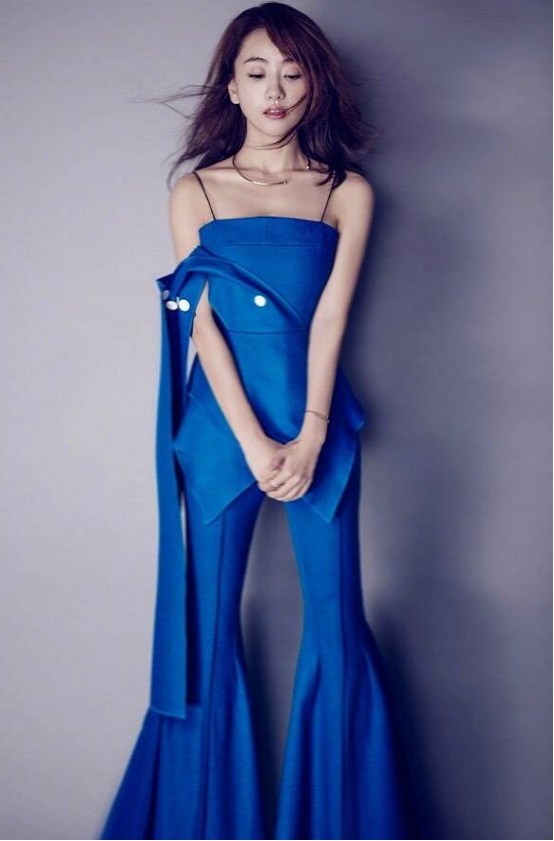 杨蓉穿淡蓝色薄纱长裙，性感又温柔美到不可方物！ 明星搭配 第7张