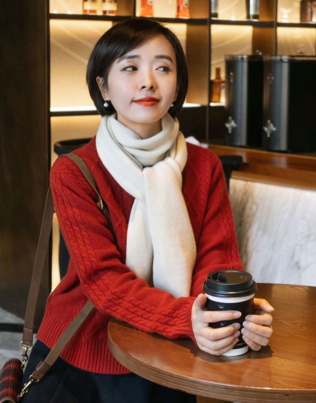 日常穿搭怎么穿才高级？没必要装嫩，简约的针织衫穿搭就很不错 穿搭 第4张