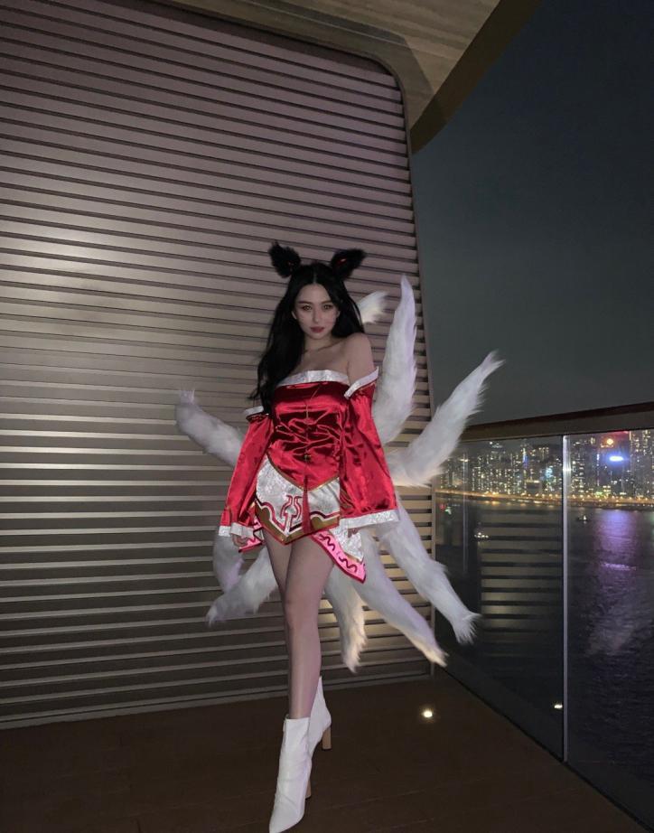 邱淑贞女儿晒万圣节造型，21岁沈月九尾狐装扮超惊艳不输妈妈 明星搭配 第2张