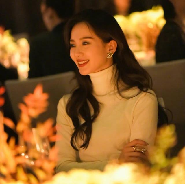 刘诗诗像小说了的豪门千金 高贵典雅 网友:太美了 时尚 第2张