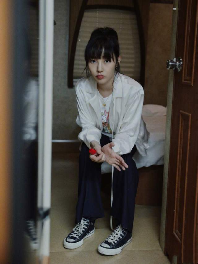 白百何又变美了，私服舒适随性脸上笑容太甜美 时尚 第3张