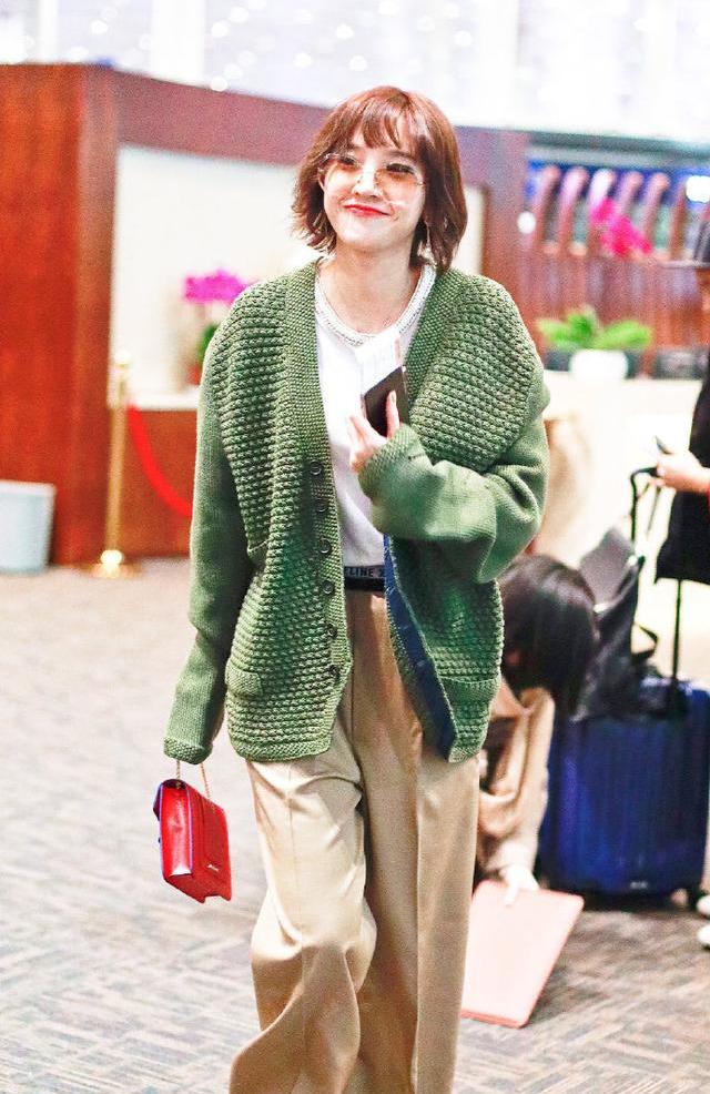 唐艺昕穿深V波点纱裙，气质和甜美长相不搭，张若昀怎么不管管？ 时尚 第6张
