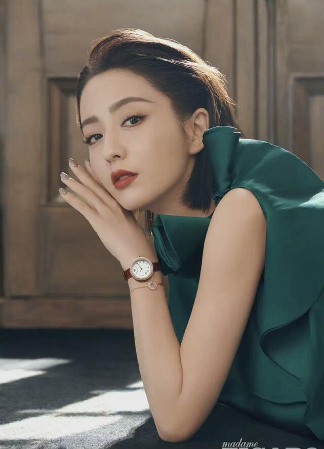 佟丽娅时尚封面太酷，西装搭肩头飙爽十足，性感黑色无尽风情 明星搭配 第5张