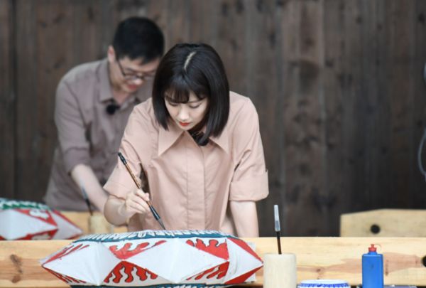 李艺彤穿吊带背心白纱露出香肩，这样性感谁不心动 时尚 第3张