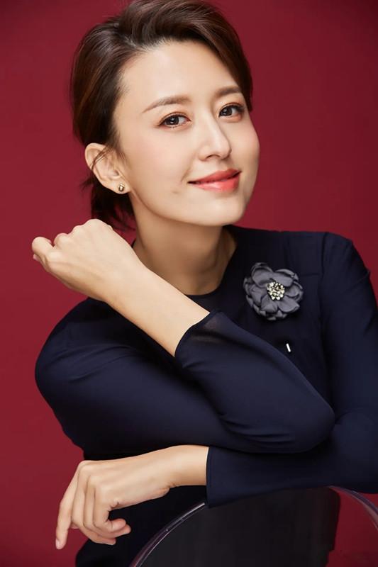 “主持之花”张蕾穿搭好甜美 一件衬衫搭出美感 盘发自然沉稳 时尚 第11张
