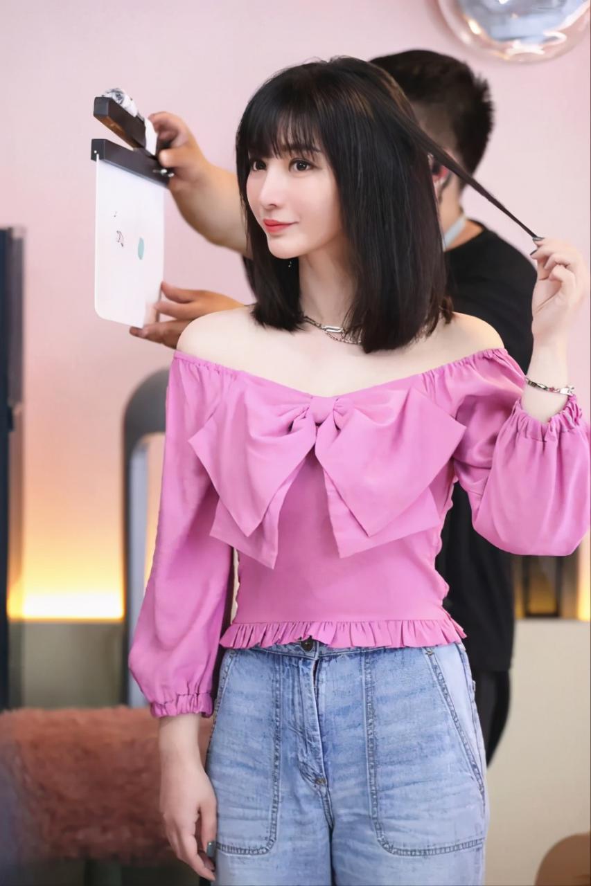 40岁柳岩走萝莉风“脏脏”发搭配蓬松衫 坐姿宛如少女 时尚 第8张