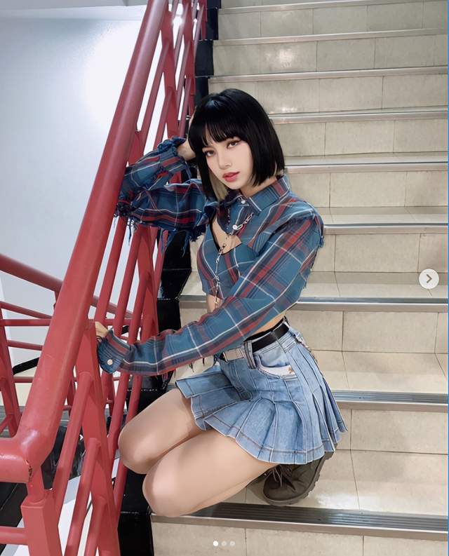 “人间芭比”LISA上衣镂空抬手秀火辣曲线，搭配性感百褶短裙太撩人 时尚 第3张