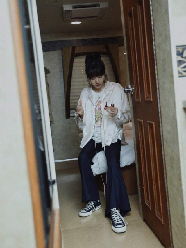 白百何又变美了，私服舒适随性脸上笑容太甜美 时尚 第2张