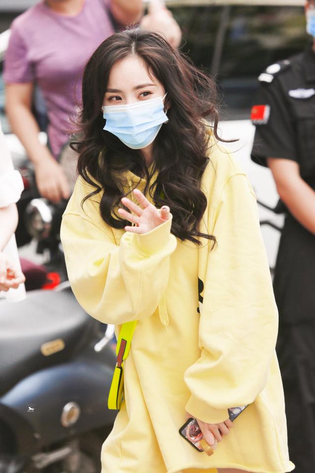 带货女王杨幂因带钻石口罩又登上了社交平台热搜 时尚 第4张