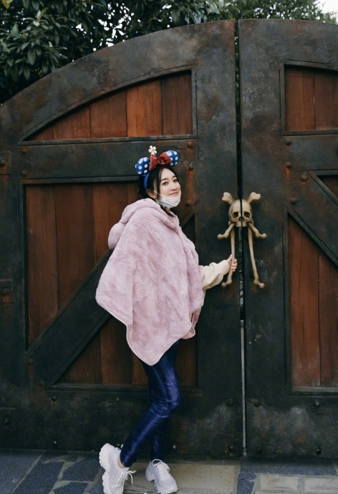 李小冉这么多年一点都没变！游玩迪士尼可爱如少女 时尚 第3张