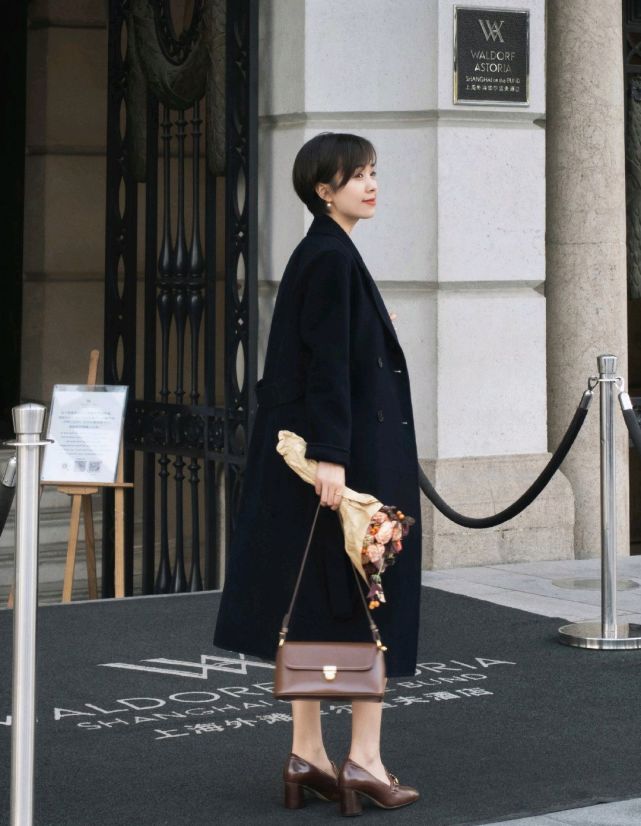 日常穿搭怎么穿才高级？没必要装嫩，简约的针织衫穿搭就很不错 穿搭 第15张