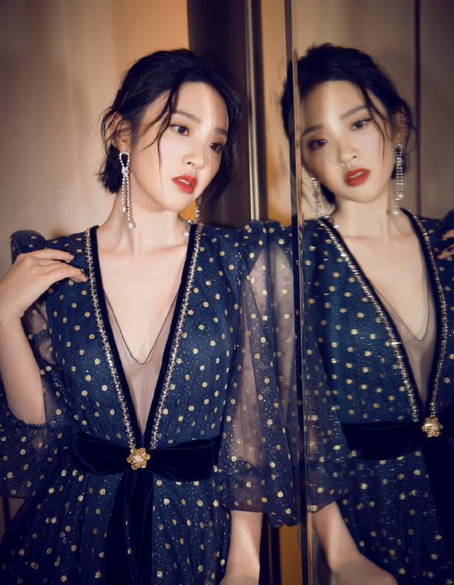 唐艺昕穿深V波点纱裙，气质和甜美长相不搭，张若昀怎么不管管？ 时尚 第1张