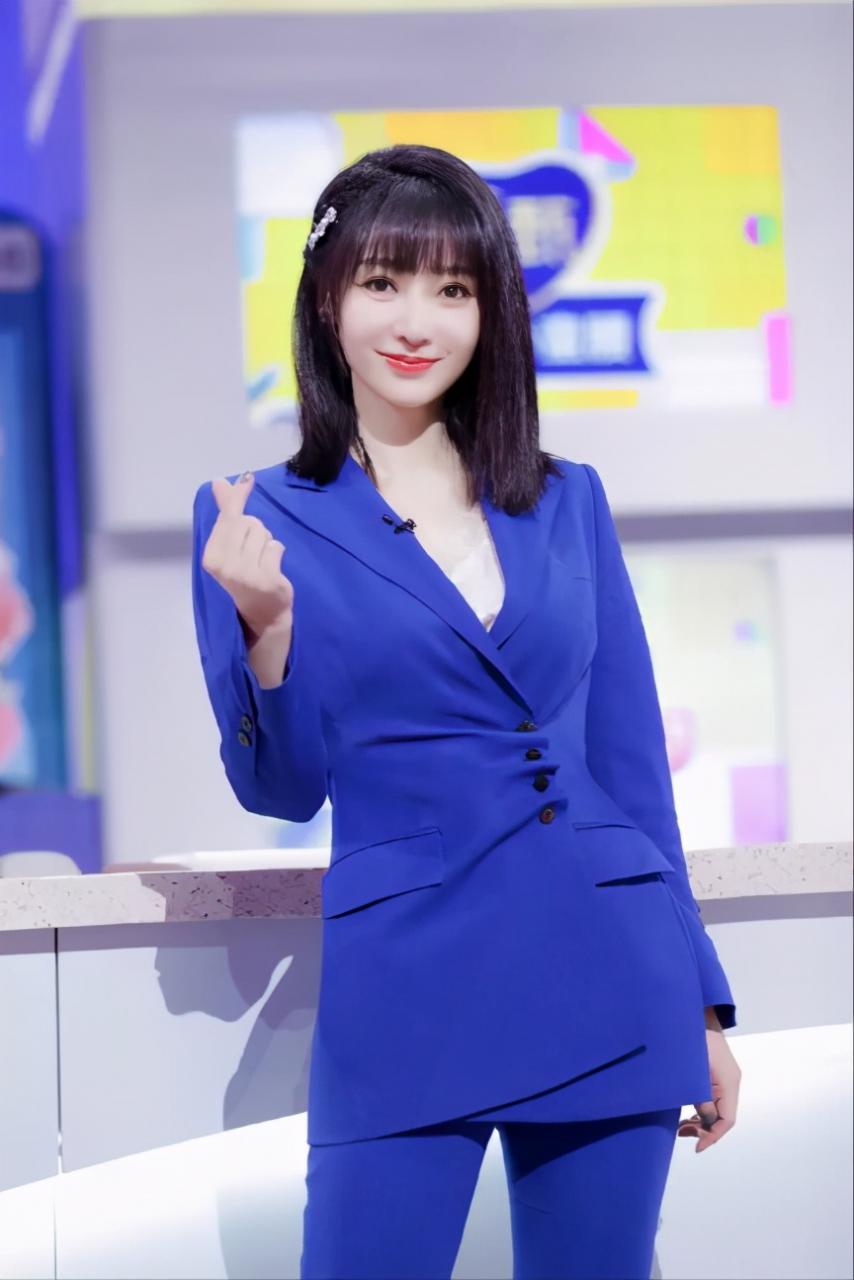 40岁柳岩走萝莉风“脏脏”发搭配蓬松衫 坐姿宛如少女 时尚 第6张