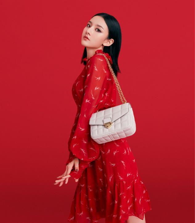 宋祖儿穿绿色毛衣裙配大卷短发，复古魅力又有女人味 时尚 第3张