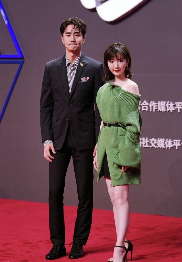 毛晓彤针织衫还要斜着穿，秀一边肩膀一般人难驾驭 时尚 第3张