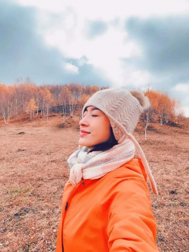 张蕾旅游穿橙色外套配毛线帽好减龄，素颜更显年轻 明星搭配 第1张
