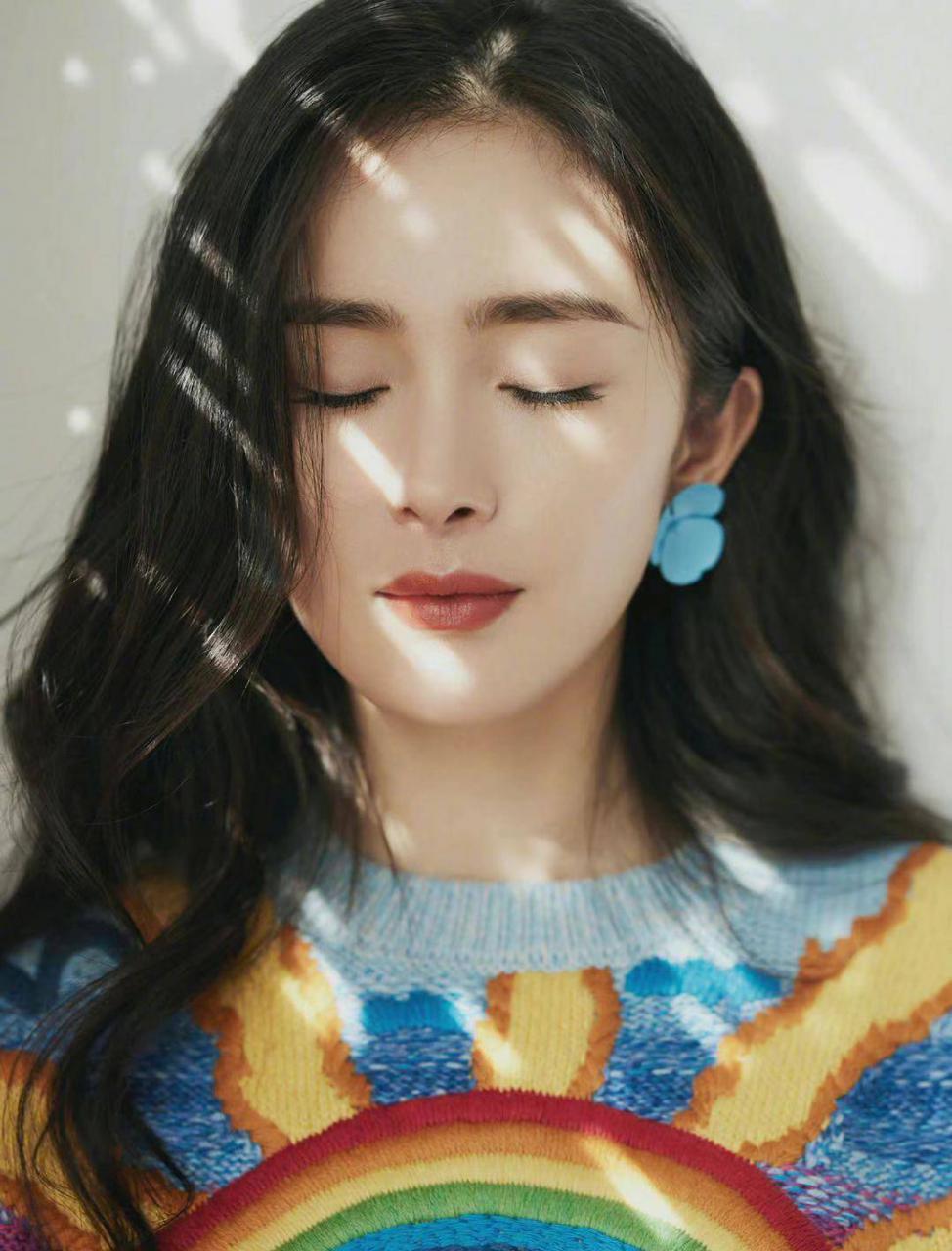 杨幂穿彩虹色系印花毛衣亮相明媚又温暖 明星搭配 第4张