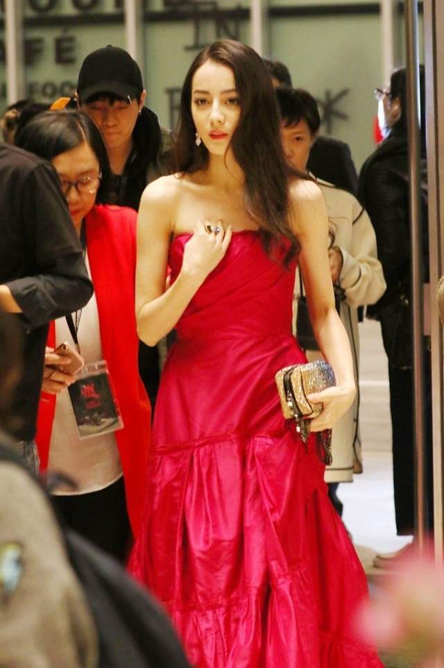 迪丽热巴生图比精修还美，就算是没有滤镜还是看着很美 时尚 第3张