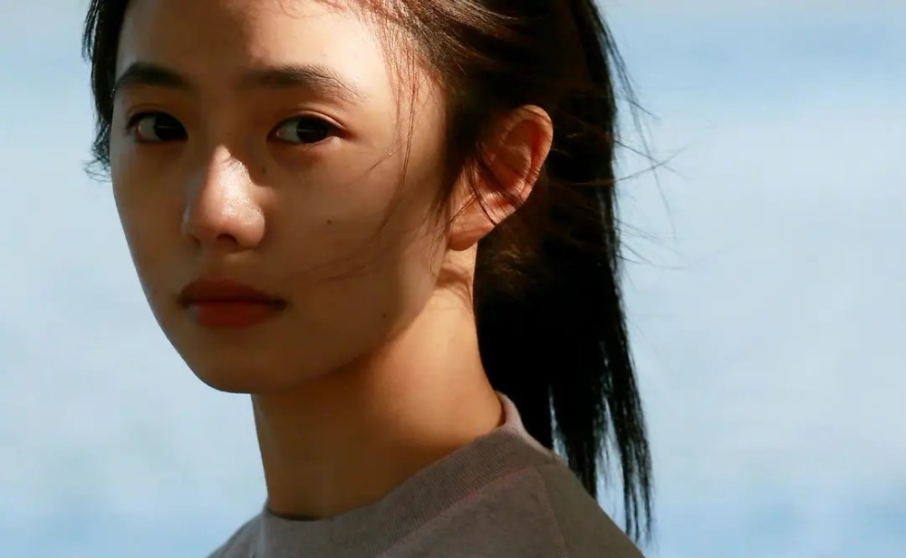 张艺谋新电影女主公开，16岁就成“谋女郎”，待播电影资源爆表 明星搭配 第3张