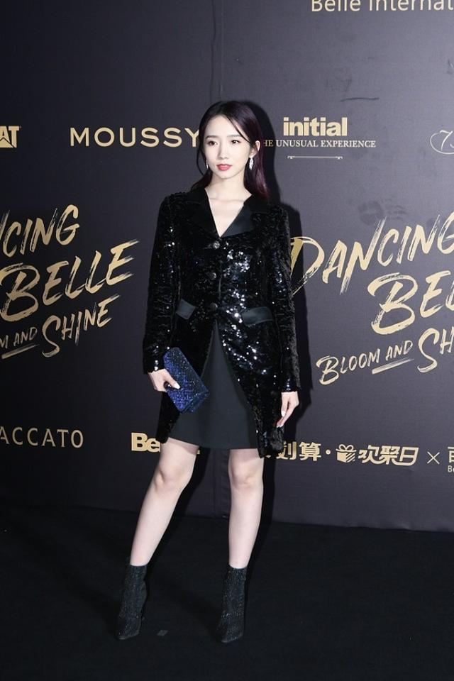 孟美岐身穿红色长裙出席活动，小小年纪却穿得像40岁 时尚 第4张