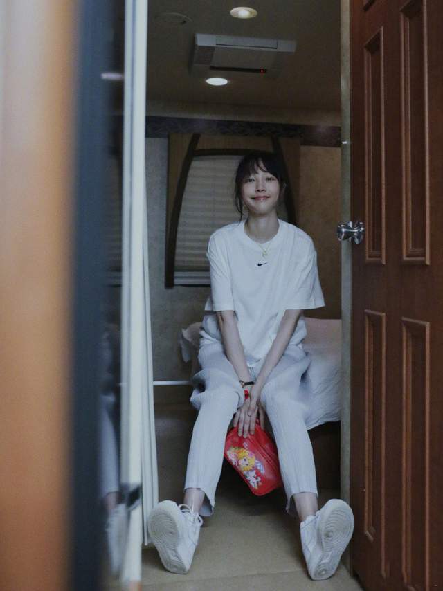 白百何又变美了，私服舒适随性脸上笑容太甜美 时尚 第5张